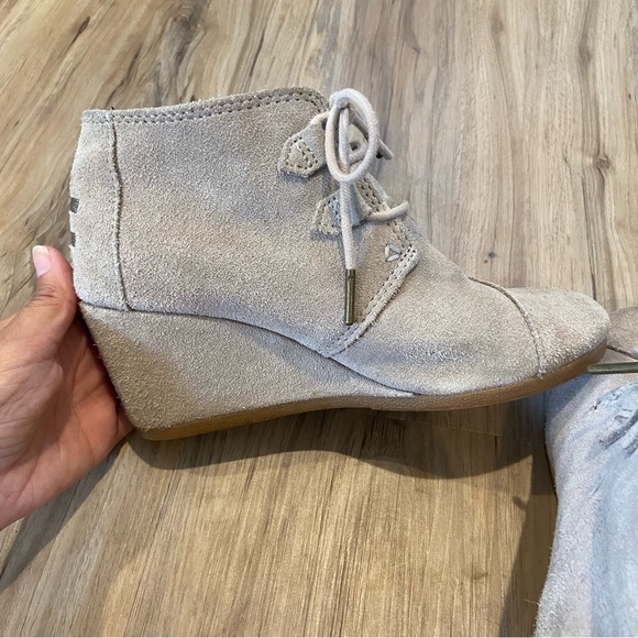 Toms Ankle Wedge Boots Women’s Size 6 Tan Suede Beige Lace Up Heel Shoes Chukka - Picture 3 of 7